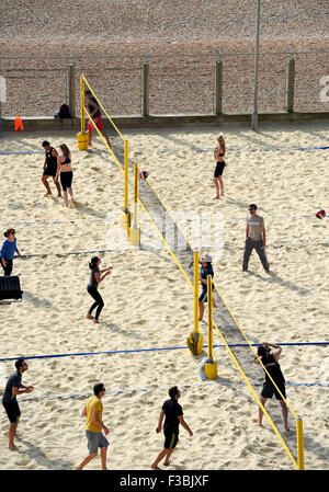 Brighton UK Dimanche 4 octobre 2015 - Volley-ball les joueurs bénéficient d'un jeu au centre Yellowave comme ils profiter du magnifique soleil de fin d'été sur le front de mer de Brighton aujourd'hui . La météo devrait prendre un tour pour le pire avec les prévisions de pluie d'y pénétrer à partir de demain Crédit : Simon Dack/Alamy Live News Banque D'Images