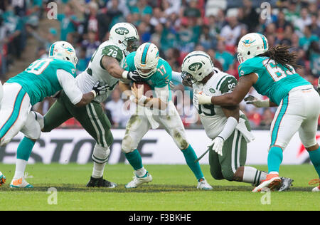 Le stade de Wembley, Londres, Royaume-Uni. 08Th Oct, 2015. NFL International Series. Les Dolphins de Miami et New York Jets. Le quart des Dolphins de Miami Ryan Site Tannehill est abordé par New York Jets défensive fin Stephen Bowen et New York Jets défensive fin Leonard Williams avant de lancer la balle. Credit : Action Plus Sport/Alamy Live News Banque D'Images