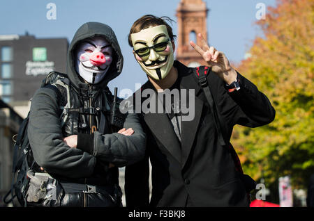 Manchester, UK, 4 octobre 2015. Assemblée des peuples d'austérité fin maintenant ! Manifestation nationale à Manchester au cours de la conférence du parti conservateur. Des dizaines de milliers marchons à travers les rues du centre-ville de Manchester contre les coupures du gouvernement conservateur. Credit : Francesca Moore/Alamy Live News Banque D'Images