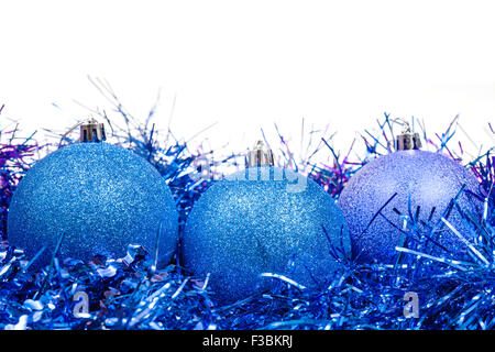 Quelques boules de Noël bleu et de guirlandes isolé sur fond blanc Banque D'Images