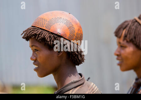 L'Afrique, l'Éthiopie, région de l'Omo, Ari tribu enfant au marché du bétail Banque D'Images