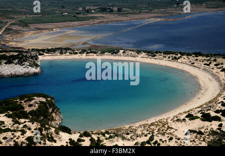 Plage de Voidokilia dans la région de la Messénie Péloponnèse Grec, reconnaissable par sa forme "Omega", vus de près de Nestor's Cave. Banque D'Images