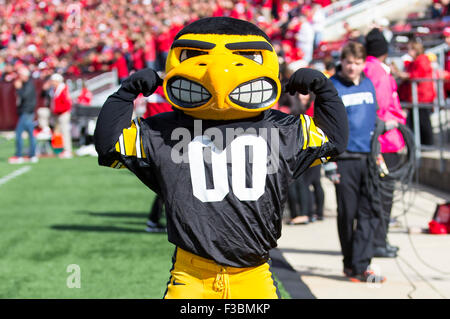 Madison, WI, USA. 3e oct, 2015. Mascotte de l'Iowa pendant la NCAA Football match entre l'Iowa Hawkeyes et le Wisconsin Badgers au Camp Randall Stadium à Madison, WI. John Fisher/CSM/Alamy Live News Banque D'Images