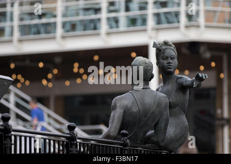 Les gens comme nous (Pobl Fel Ni) est une statue en bronze par John Clinch Mermaid Quay, dans la baie de Cardiff. Elle a été faite en 1993 et représente un y Banque D'Images