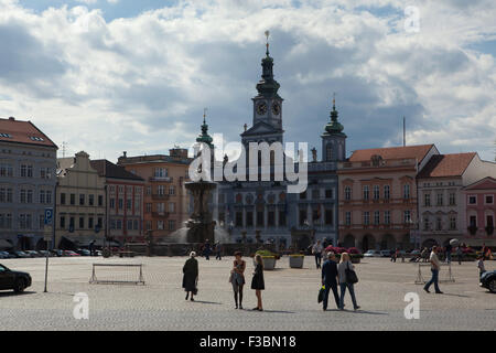 Hôtel de ville baroque et la fontaine Samson à Premysl Otakar II Square en Bohême du Sud, Ceske Budejovice, République tchèque. Banque D'Images