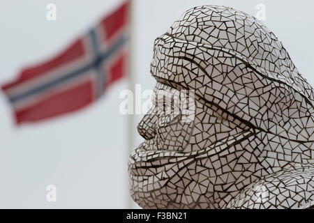 La baie de Cardiff. Jonathon Williams' 2003 mosaïque sculpture de l'Antarctique, 100, donne sur le point où le navire du capitaine Scott Terra Nova Banque D'Images