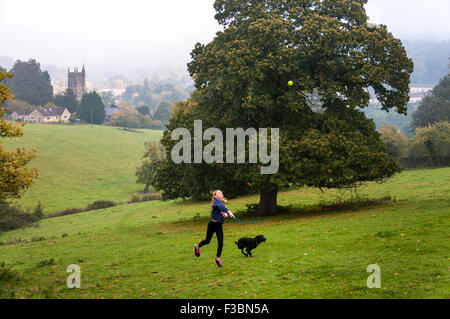 Batheaston, Somerset, Royaume-Uni. 4 octobre, 2015. Météo britannique. Une jeune femme jette une boule pour son chien sur un matin brumeux. Crédit : Richard Wayman/Alamy Live News Banque D'Images