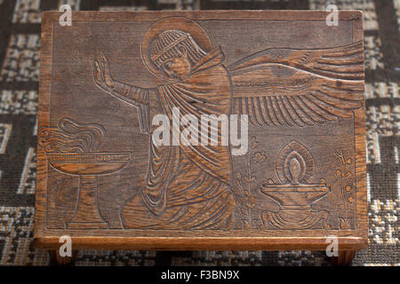 À genoux et priant ange sculpté dans le porte-livre en bois des années 1910 par l'École d'Art de Beuron dans l'église de saint Jean Népomucène en Bohême du Sud, Ceske Budejovice, République tchèque. Banque D'Images