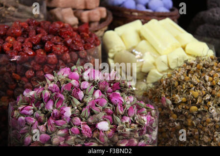 Une variété d'épices en vente dans un souk à Dubaï, Émirats arabes unis. Banque D'Images