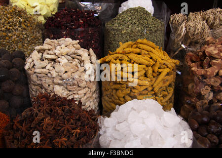 Une variété d'épices en vente dans un souk à Dubaï, Émirats arabes unis. Banque D'Images