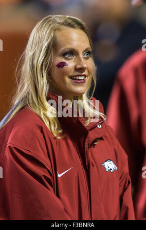 03 octobre 2015, l'Arkansas : cheerleader pendant la Craftsman aspirateur avale NCAA Football match entre l'Université du Tennessee et l'Arkansas volontaires au Stade de Neyland Craftsman aspirateur avale à Knoxville, TN/CSM Gangloff Tim Banque D'Images