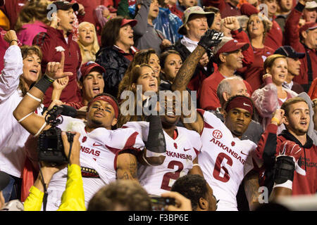 03 octobre, 2015 : Arkansas joueurs célébrer après la Craftsman aspirateur avale NCAA Football match entre l'Université du Tennessee et l'Arkansas volontaires au Stade de Neyland Craftsman aspirateur avale à Knoxville, TN/CSM Gangloff Tim Banque D'Images