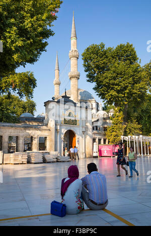 Les touristes et les turcs autour de la mosquée Eyup Sultan Banque D'Images