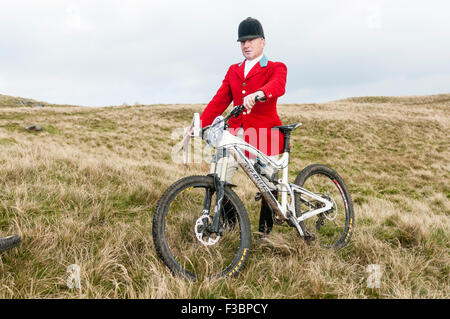 Rostrevor, Irlande du Nord. 04 Oct 2015 - Huntsman Declan Keenan avec un vélo de montagne, au lieu d'un cheval. Crédit : Stephen Barnes/Alamy Live News Banque D'Images