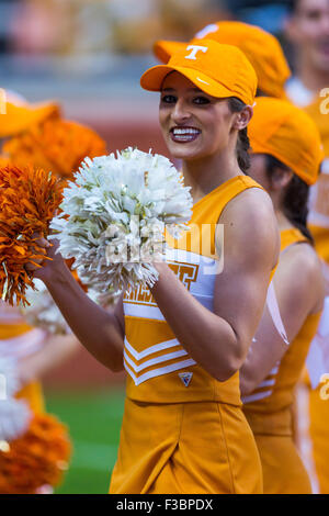 Octobre 03, 2015 : New York bénévoles cheerleader Maria Brinias durant la NCAA Football match entre l'Université du Tennessee et l'Arkansas volontaires au Stade de Neyland Craftsman aspirateur avale à Knoxville, TN/CSM Gangloff Tim Banque D'Images