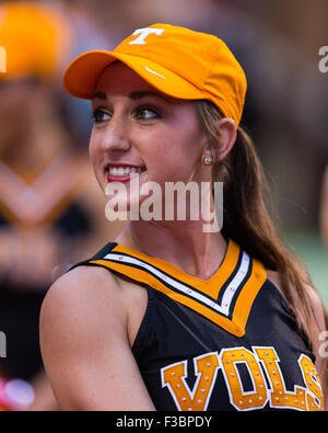 03 octobre 2015 : New York, membre de l'équipe de bénévoles de la danse au cours de la NCAA Football match entre l'Université du Tennessee et l'Arkansas volontaires au Stade de Neyland Craftsman aspirateur avale à Knoxville, TN/CSM Gangloff Tim Banque D'Images