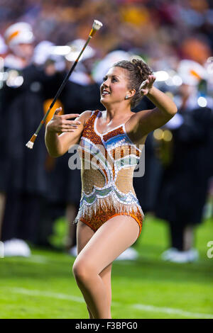 Octobre 03, 2015 : New York bénévoles twirler Kari Summers avant la NCAA Football match entre l'Université du Tennessee et l'Arkansas volontaires au Stade de Neyland Craftsman aspirateur avale à Knoxville, TN/CSM Gangloff Tim Banque D'Images