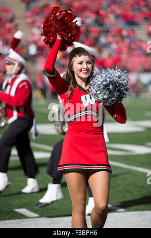 Madison, WI, USA. 3e oct, 2015. Un cheerleader divertit la foule avant de la NCAA Football match entre l'Iowa Hawkeyes et le Wisconsin Badgers au Camp Randall Stadium à Madison, WI. John Fisher/CSM/Alamy Live News Banque D'Images