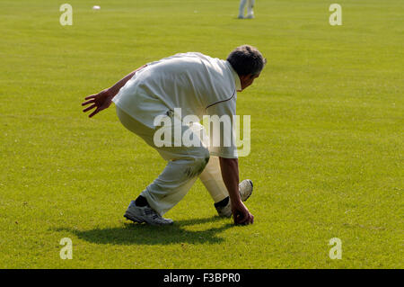 Match de cricket à Rye East Sussex England UK Europe, sport britannique batteur blanc personnes jeu ball Banque D'Images