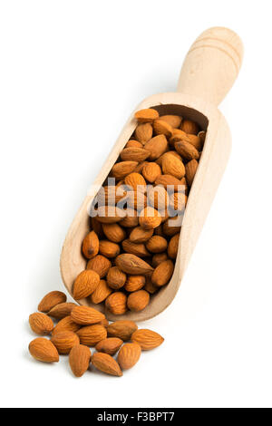 Pile de fissures et les amandes décortiquées dans scoop en bois sur fond blanc Banque D'Images