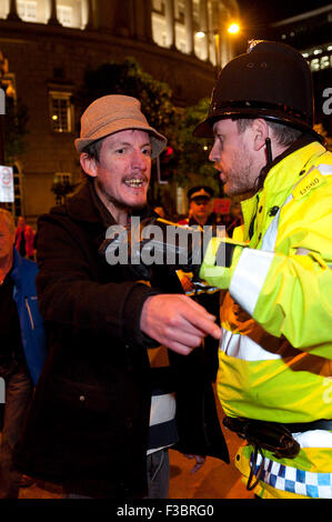 Manchester, UK. 4 octobre, 2015. Ben Deevoy militant se fait arrêter à l'extérieur du centre de conférence conservateur e. Une semaine de pro-paix, anti-austérité, anti-guerre, anti-conservateur, de protestations appelé 'Take Back Manchester' a été organisée par l'Assemblée du peuple et programmée pour coïncider avec la conférence du parti conservateur à Manchester le 4e - 7e oct 2015. Plus de 40 manifestations sont prévues, dont un discours de nouveau leader travailliste Jeremy Corbyn calée à concurrencer les discours de clôture du chef conservateur David Cameron. Credit : Graham M. Lawrence/Alamy Live News. Banque D'Images