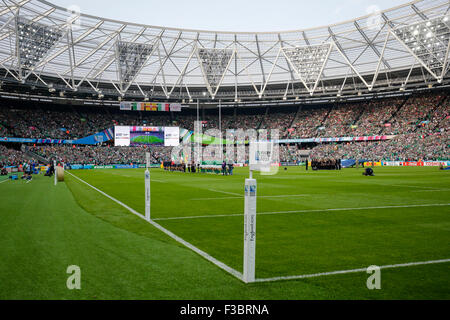 Londres, Royaume-Uni. 08Th Oct, 2015. Coupe du Monde de Rugby. L'Irlande contre l'Italie. Une vue générale du Stade olympique comme les équipes s'alignent pour le crédit d'hymnes : Action Plus Sport/Alamy Live News Banque D'Images