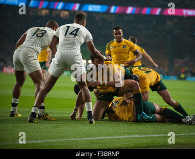 Le stade de Twickenham, London, UK. 3 octobre, 2015. Jonathan Joseph (13) et Anthony Watson (14) stand sur Israël Folau sur le terrain, l'Angleterre v Australie piscine un soir de match de la Coupe du Monde de Rugby 2015. Credit : sportsimages/Alamy Live News Banque D'Images