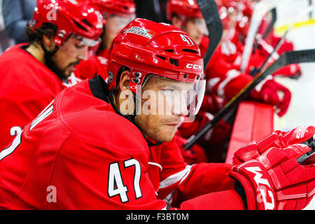 Raleigh, Caroline du Nord, USA. Sep 30, 2015. Les Hurricanes de la Caroline le défenseur Michal Jordan (47) lors de la pré-saison de la LNH entre les Capitals de Washington et les Hurricanes de la Caroline au PNC Arena. Les Hurricanes de la Caroline a battu les Capitals de Washington 4-3 dans une fusillade. © Andy Martin Jr./ZUMA/Alamy Fil Live News Banque D'Images