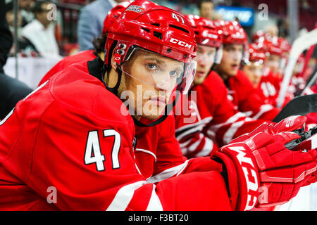 Raleigh, Caroline du Nord, USA. Sep 30, 2015. Les Hurricanes de la Caroline le défenseur Michal Jordan (47) lors de la pré-saison de la LNH entre les Capitals de Washington et les Hurricanes de la Caroline au PNC Arena. Les Hurricanes de la Caroline a battu les Capitals de Washington 4-3 dans une fusillade. © Andy Martin Jr./ZUMA/Alamy Fil Live News Banque D'Images