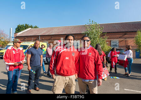 Leicester, Royaume-Uni. 4 octobre, 2015. Tonga Fans à l'extérieur du terrain avant le match de Coupe du Monde de Rugby entre l'Argentine et les Tonga joué à Leicester City Football ground Crédit : David Holbrook/Alamy Live News Banque D'Images