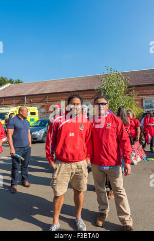 Leicester, Royaume-Uni. 4 octobre, 2015. Tonga Fans à l'extérieur du terrain avant le match de Coupe du Monde de Rugby entre l'Argentine et les Tonga joué à Leicester City Football ground Crédit : David Holbrook/Alamy Live News Banque D'Images