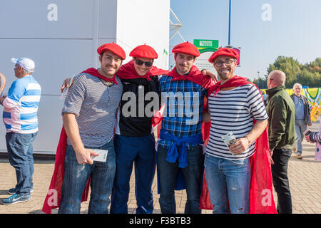 Leicester, Royaume-Uni. 4 octobre, 2015. Fans français à l'extérieur le terrain avant la Coupe du Monde de Rugby match entre l'Argentine et les Tonga joué à Leicester City Football ground Crédit : David Holbrook/Alamy Live News Banque D'Images