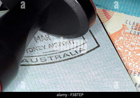 Passeport avec un visa australien et l'outil d'emboutissage Banque D'Images