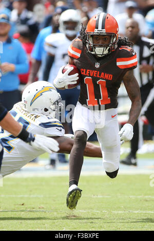 San Diego, CA, c.-à-d. USA. 4ème Oct, 2015. 4 octobre 2015 : Cleveland Browns receveur Travis Benjamin # 11fait un plaqueur manquer dans le jeu entre les Cleveland Browns à San Diego Chargers, Qualcomm Stadium, San Diego, CA. Photographe : Peter Renner and Co/ ZUMA Service Fil Crédit : Peter Renner and Co/ZUMA/Alamy Fil Live News Banque D'Images