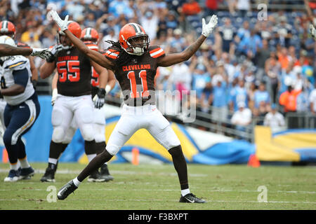 San Diego, CA, c.-à-d. USA. 4ème Oct, 2015. 4 octobre 2015 : Cleveland Browns receveur Travis Benjamin # 11 regarde attentivement pour un drapeau pénalement dans le jeu entre les Cleveland Browns à San Diego Chargers, Qualcomm Stadium, San Diego, CA. Photographe : Peter Renner and Co/ ZUMA Service Fil Crédit : Peter Renner and Co/ZUMA/Alamy Fil Live News Banque D'Images