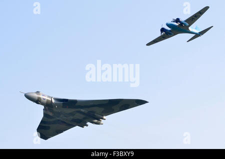 Avro Vulcan B2 XH558 en formation avec un Avro Anson 1930 C19. C'était le public final XH558vol d'affichage avant la retraite à l'Airshow Finale de la saison, Shuttleworth Collection, ancien préfet, Bedfordshire, Royaume-Uni. 4e octobre 2014. Crédit : Antony l'ortie/Alamy Live News Banque D'Images