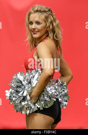 Tampa Bay, Floride, USA. 4 octobre, 2015. un cheerleader Buccaneer Tampa Bay divertit la foule le 4 octobre 2015, chez Raymond James Field à Tampa, en Floride. Les Panthère défait les Buccaneers 37-23. Margaret Bowles/CSM/Alamy Live News Banque D'Images