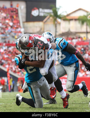 Tampa Bay, Floride, USA. 4 octobre, 2015. Tampa Bay Buccaneers tournant retour Doug Martin # 22 marque un touchdown contre les Panthers de la Caroline le 4 octobre 2015, chez Raymond James Field à Tampa, en Floride. Les Panthère défait les Buccaneers 37-23.Margaret Bowles/CSM/Alamy Live News Banque D'Images