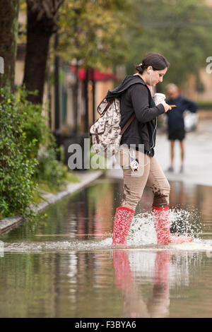 Charleston, Caroline du Sud, USA. 4 octobre, 2015. Une femme comme elle marche à travers les textes de l'inondation dans la rue de l'Église dans le quartier historique que l'Ouragan Joaquin apporte de fortes pluies, inondations et vents forts comme il passe le 4 octobre 2015 au large de Charleston, Caroline du Sud. Banque D'Images