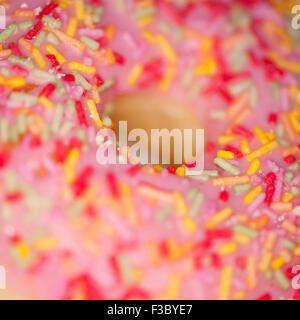 Close-up d'un anneau de couleur rose donut avec des centaines et des milliers Banque D'Images