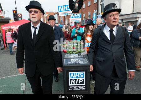 Manchester, UK. 4 octobre, 2015. On estime que 85 000 personnes prennent part à une manifestation nationale de mars à la ville - 'non à l'austérité". Une semaine de pro-paix, anti-austérité, anti-guerre, anti-conservateur, de protestations appelé 'Take Back Manchester' a été organisée par l'Assemblée du peuple et programmée pour coïncider avec la conférence du parti conservateur à Manchester le 4e - 7e oct 2015. Plus de 40 manifestations sont prévues, dont un discours de nouveau leader travailliste Jeremy Corbyn calée à concurrencer les discours de clôture du chef conservateur David Cameron. Credit : Graham M. Lawrence/Alamy Live News. Banque D'Images