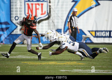 San Diego, CA, c.-à-d. USA. 4ème Oct, 2015. 4 octobre 2015 : Cleveland Browns receveur Travis Benjamin # 11 parvient à échapper à deux ne serait-être tacklers dans le jeu entre les Cleveland Browns à San Diego Chargers, Qualcomm Stadium, San Diego, CA. Photographe : Peter Renner and Co/ ZUMA Service Fil Crédit : Peter Renner and Co/ZUMA/Alamy Fil Live News Banque D'Images