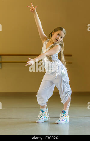 Fillette de huit ans faisant une danse hip-hop dans un studio de danse à Issaquah, Washington, USA Banque D'Images