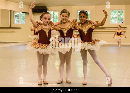 Sept ans à une répétition générale de la danse de ballet dans un studio à Issaquah, Washington, USA Banque D'Images