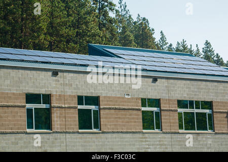 Des panneaux solaires sur le toit d'Icicle River Middle School, Leavenworth, Kansas, USA Banque D'Images