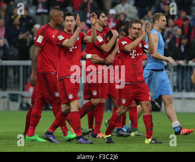 Munich, Allemagne. 4ème Oct, 2015. (De g à R)Bayern Munich's Jerome Boateng, Robert Lewandowski, Javier Martinez, Arturo Vidal, Philipp Lahm et Manuel Neuer célèbrent leur victoire sur Borussia Dortmund lors de la première division allemande de football Bundesliga match à Munich, Allemagne du sud, le 4 octobre 2015. © Philippe Ruiz/Xinhua/Alamy Live News Banque D'Images