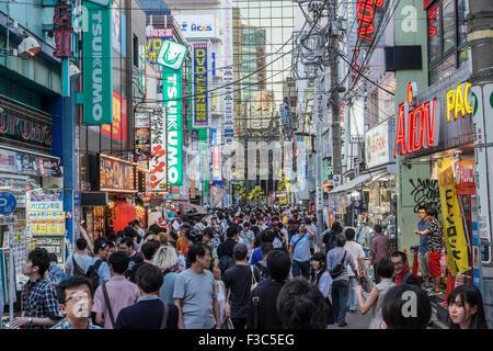 Rue animée de Akihabara Electric Town, ville ou Geek Manga Vente de jeux et vidéos sur le Japon à Tokyo Banque D'Images