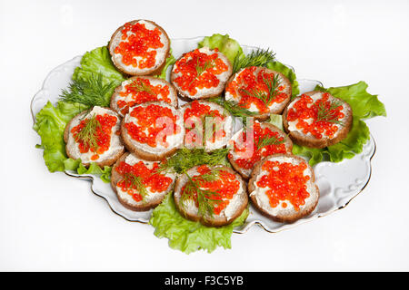 Verdure caviar canape sandwich pain légumes aliments comestibles fond macro isolé blow up studio plaque rouge Banque D'Images