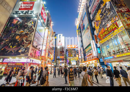 Affiches sur les devantures à Akihabara Electric Town connue comme ville ou Geek Manga Vente de jeux et vidéos sur le Japon à Tokyo Banque D'Images