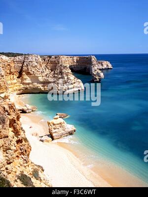 Une vue sur la plage et le littoral, Praia da Marinha, Algarve, Portugal, Europe de l'Ouest. Banque D'Images